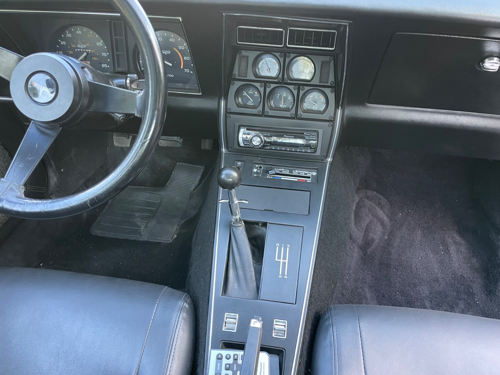 Chevrolet-Corvette-1981-Coupe-17