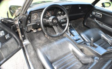 Chevrolet-Corvette-1981-Coupe-21