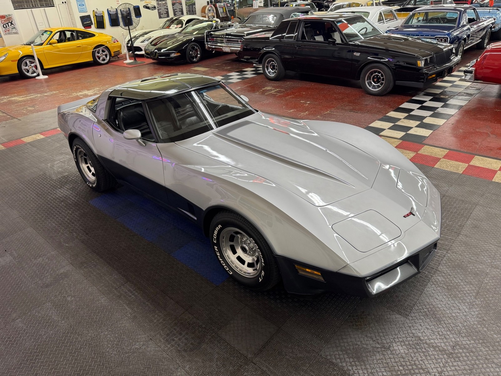 Chevrolet-Corvette-1981-Coupe-21
