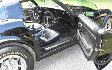 Chevrolet-Corvette-1981-Coupe-24