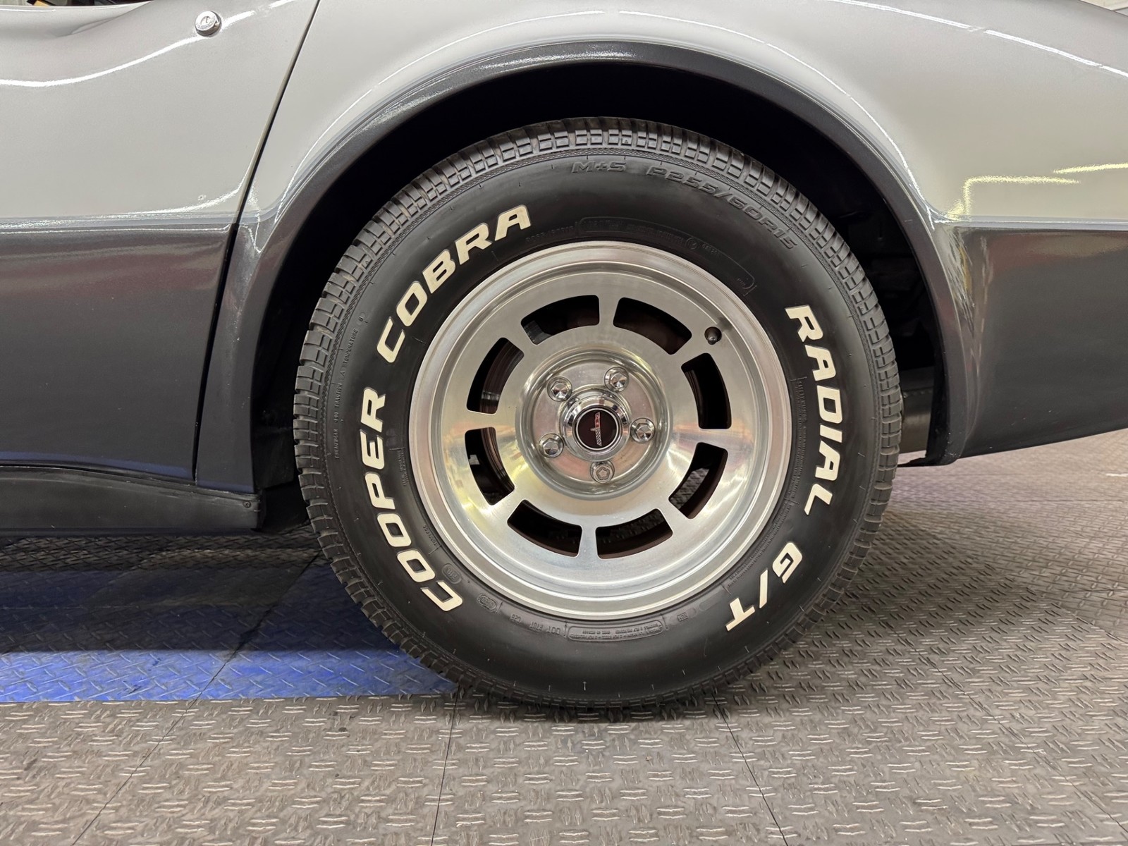 Chevrolet-Corvette-1981-Coupe-28