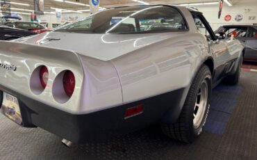 Chevrolet-Corvette-1981-Coupe-32