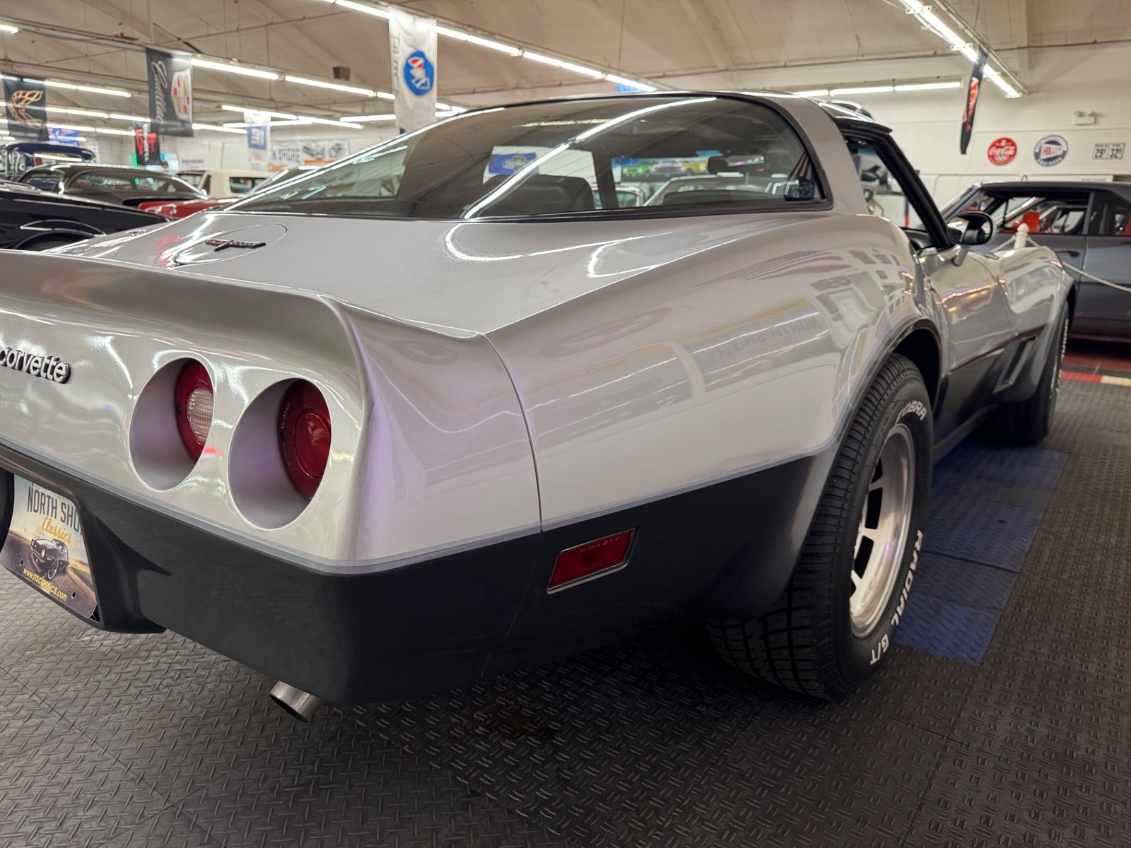 Chevrolet-Corvette-1981-Coupe-32