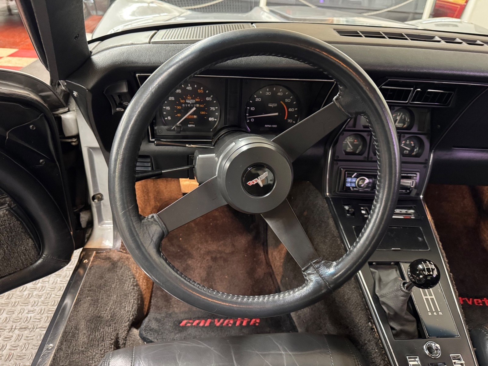 Chevrolet-Corvette-1981-Coupe-34