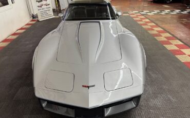 Chevrolet-Corvette-1981-Coupe-4