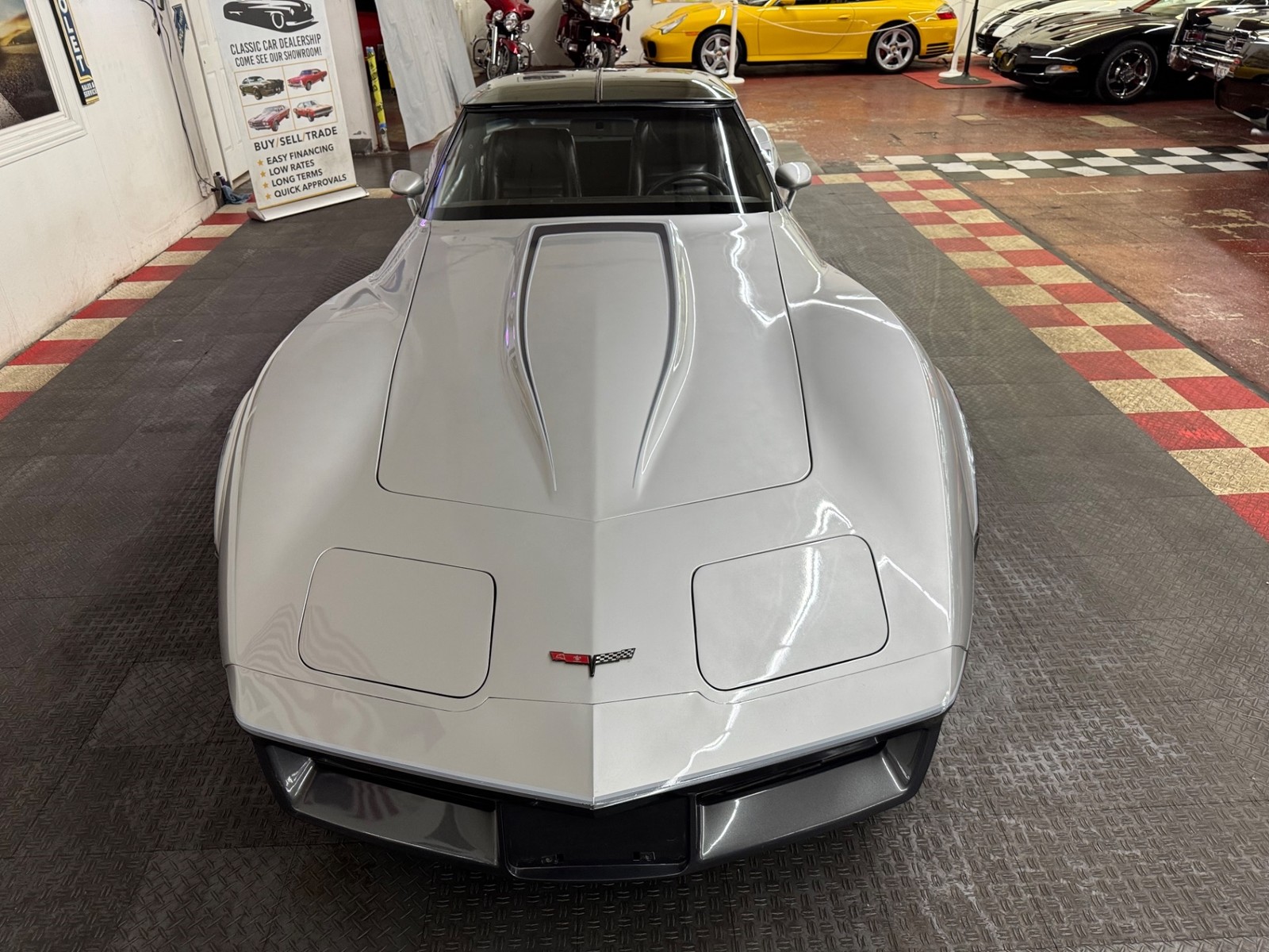 Chevrolet-Corvette-1981-Coupe-4