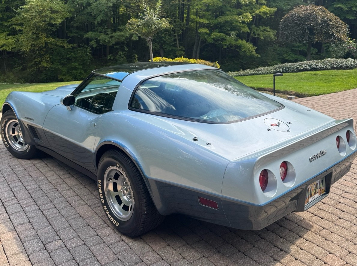 Chevrolet-Corvette-1982-Coupe-1