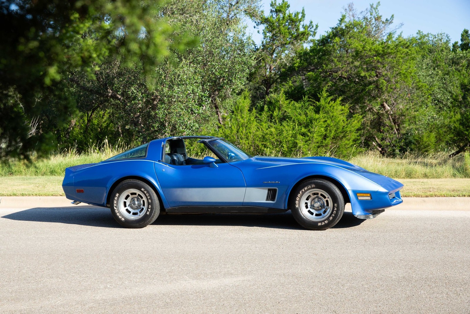 Chevrolet-Corvette-1982-Coupe-1