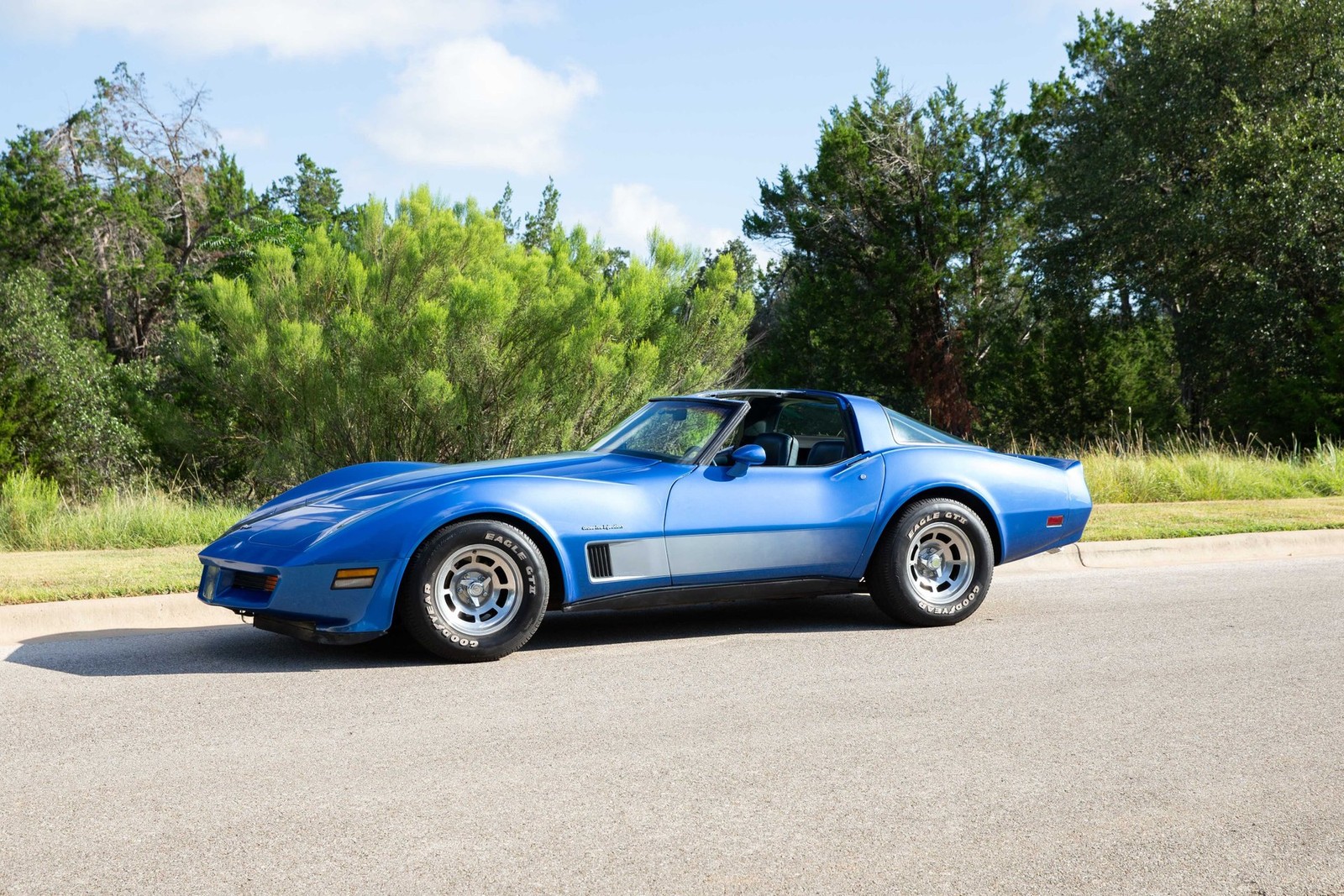 Chevrolet-Corvette-1982-Coupe-11