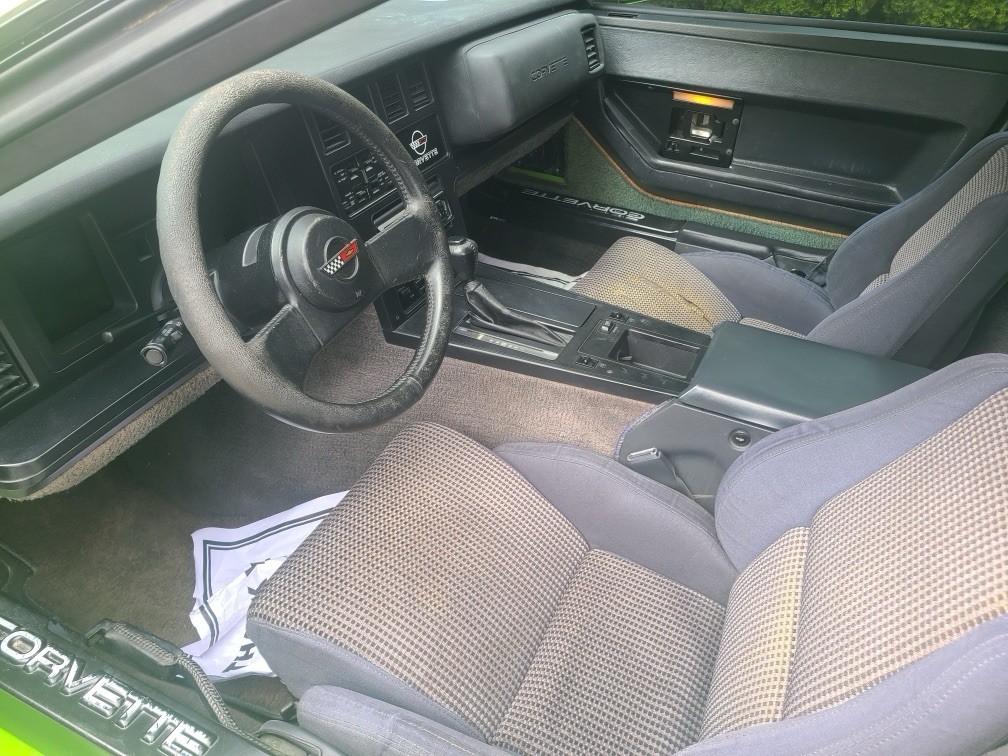 Chevrolet-Corvette-1986-Hatchback-8