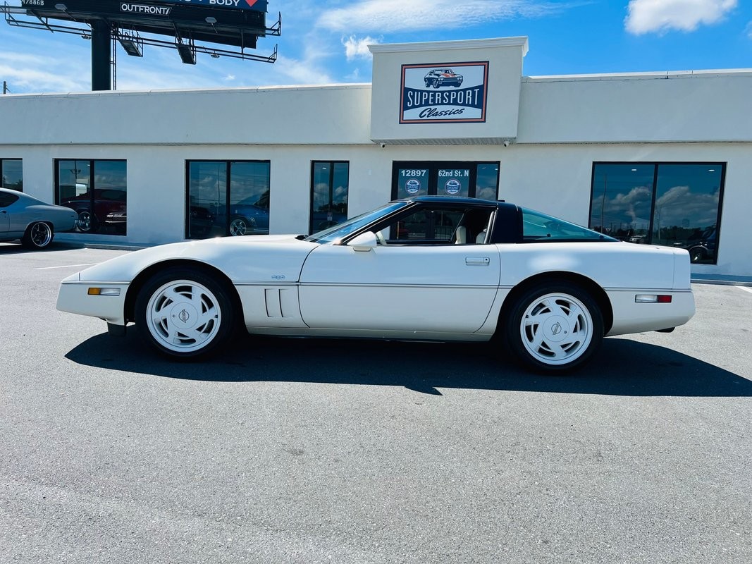 Chevrolet-Corvette-1988-Coupe-1