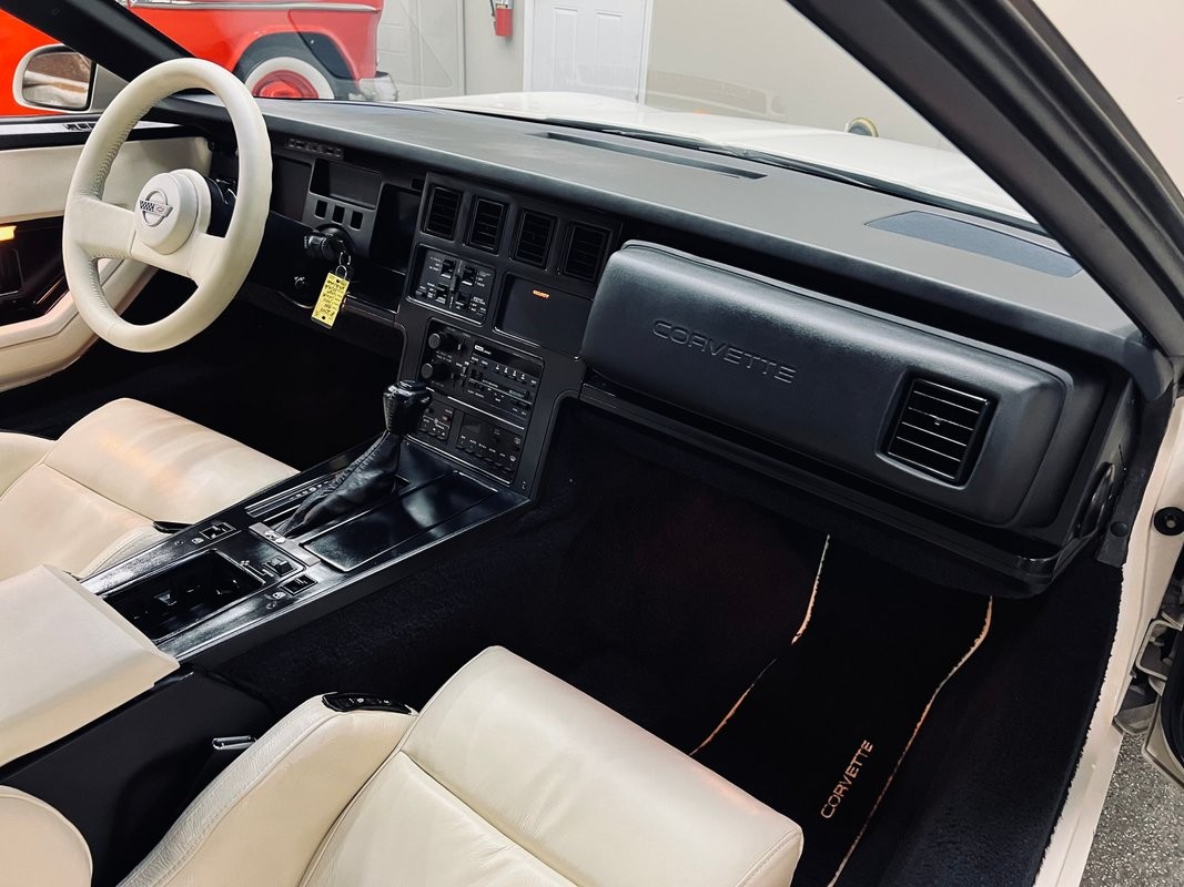 Chevrolet-Corvette-1988-Coupe-21