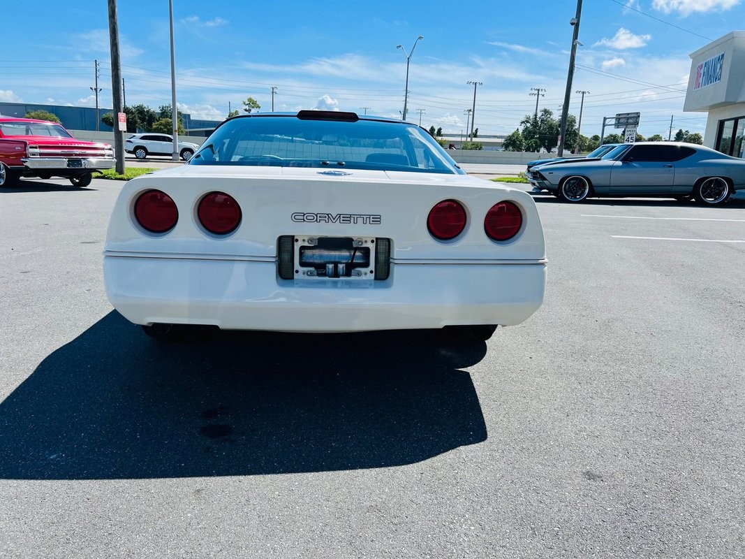 Chevrolet-Corvette-1988-Coupe-3