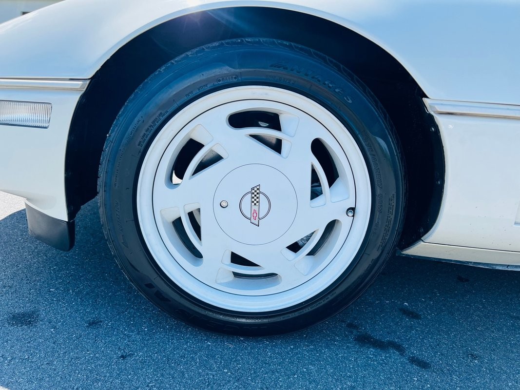 Chevrolet-Corvette-1988-Coupe-38