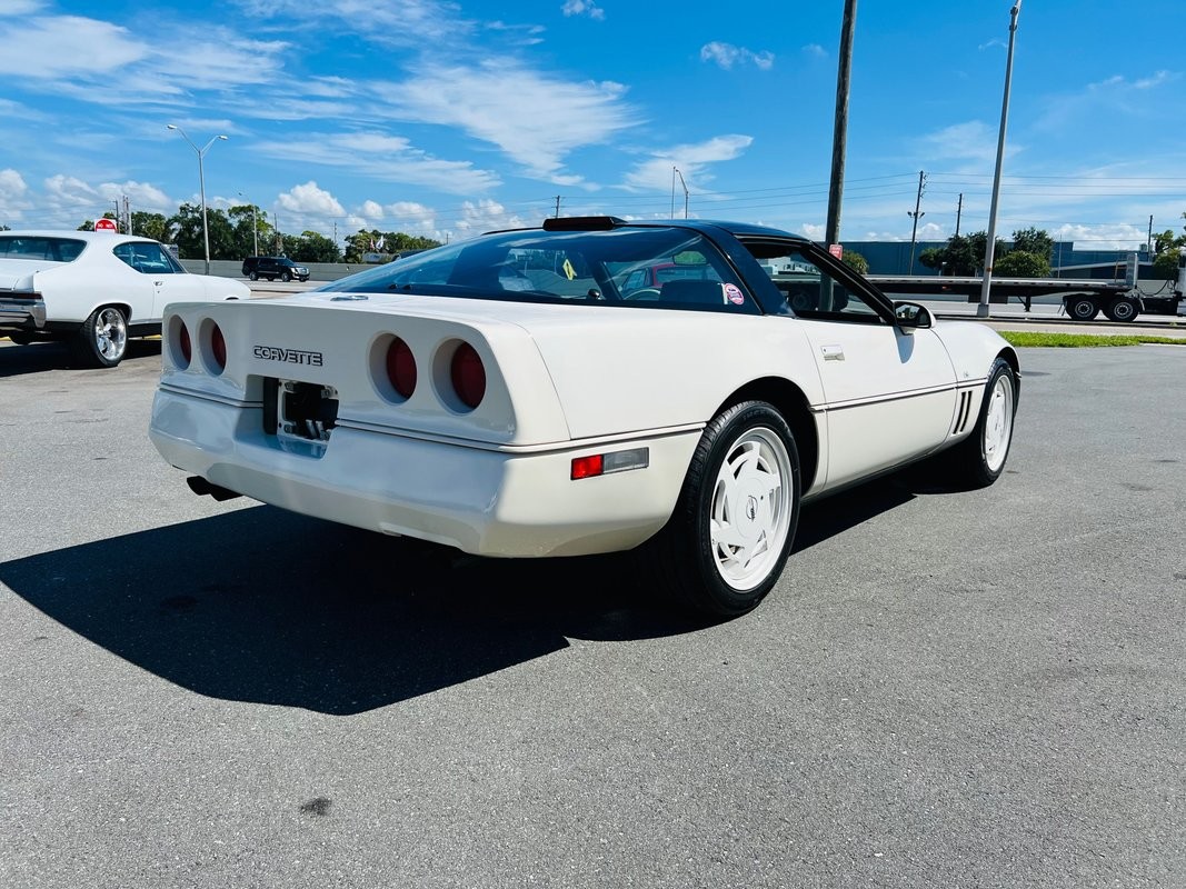 Chevrolet-Corvette-1988-Coupe-4