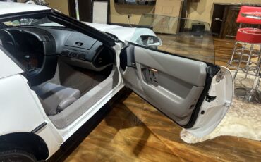 Chevrolet-Corvette-1990-Hatchback-17
