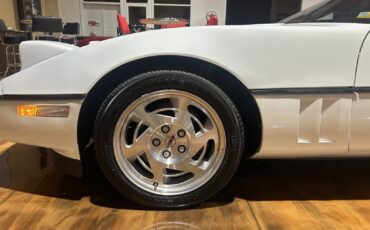 Chevrolet-Corvette-1990-Hatchback-2