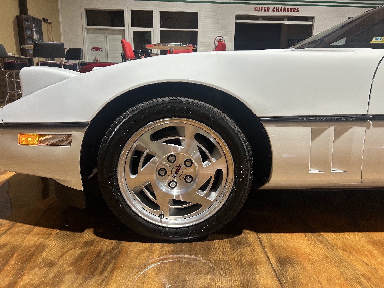 Chevrolet-Corvette-1990-Hatchback-2
