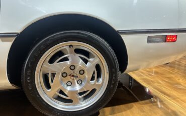 Chevrolet-Corvette-1990-Hatchback-3