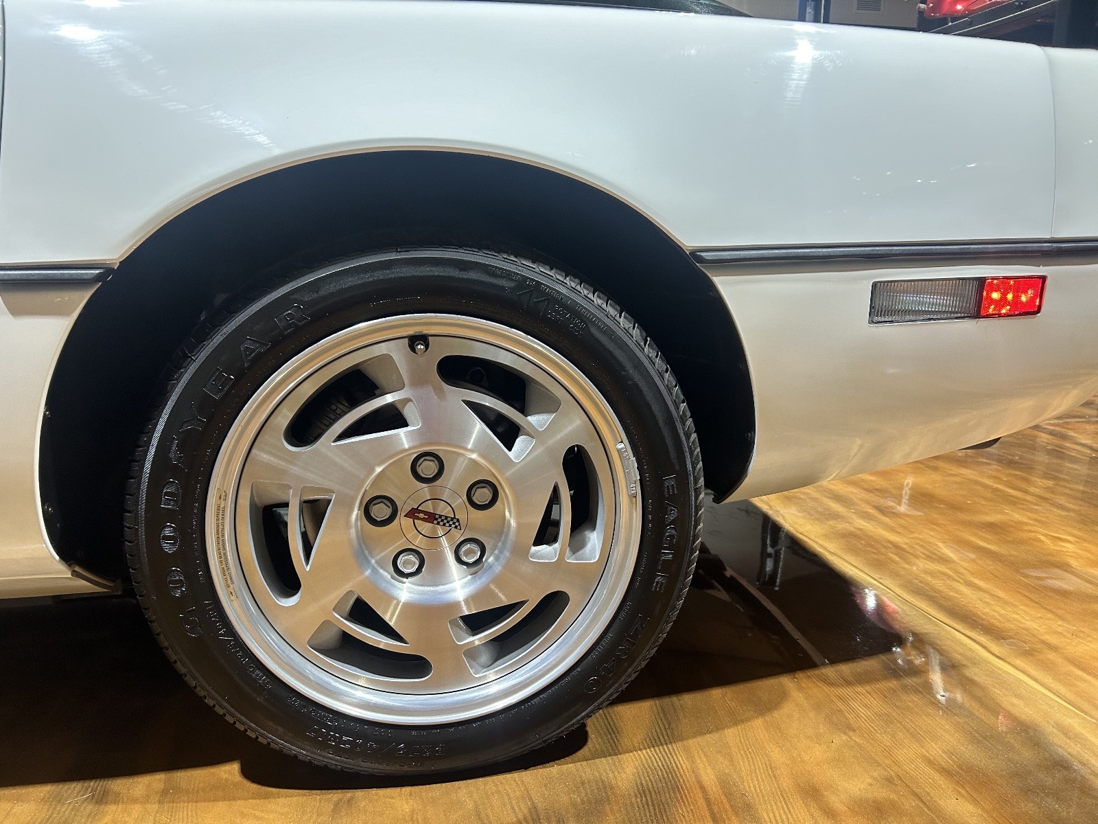 Chevrolet-Corvette-1990-Hatchback-3
