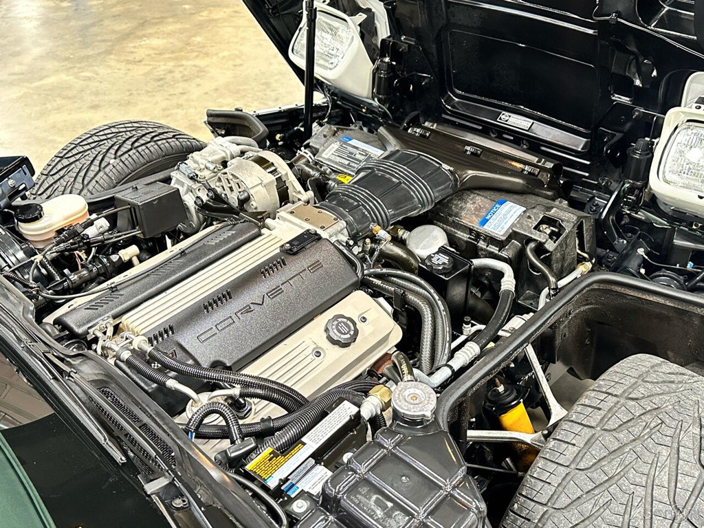 Chevrolet-Corvette-1992-Hatchback-17