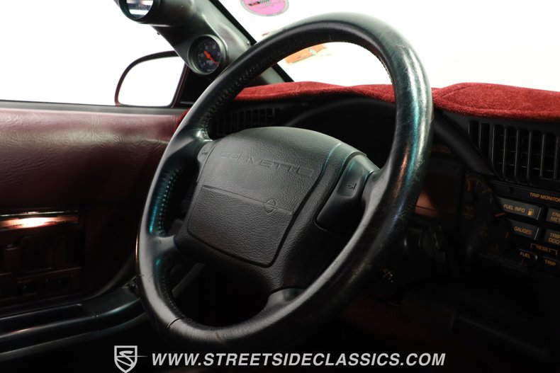 Chevrolet-Corvette-1993-Brilliant-Red-metall-Burgundy-42