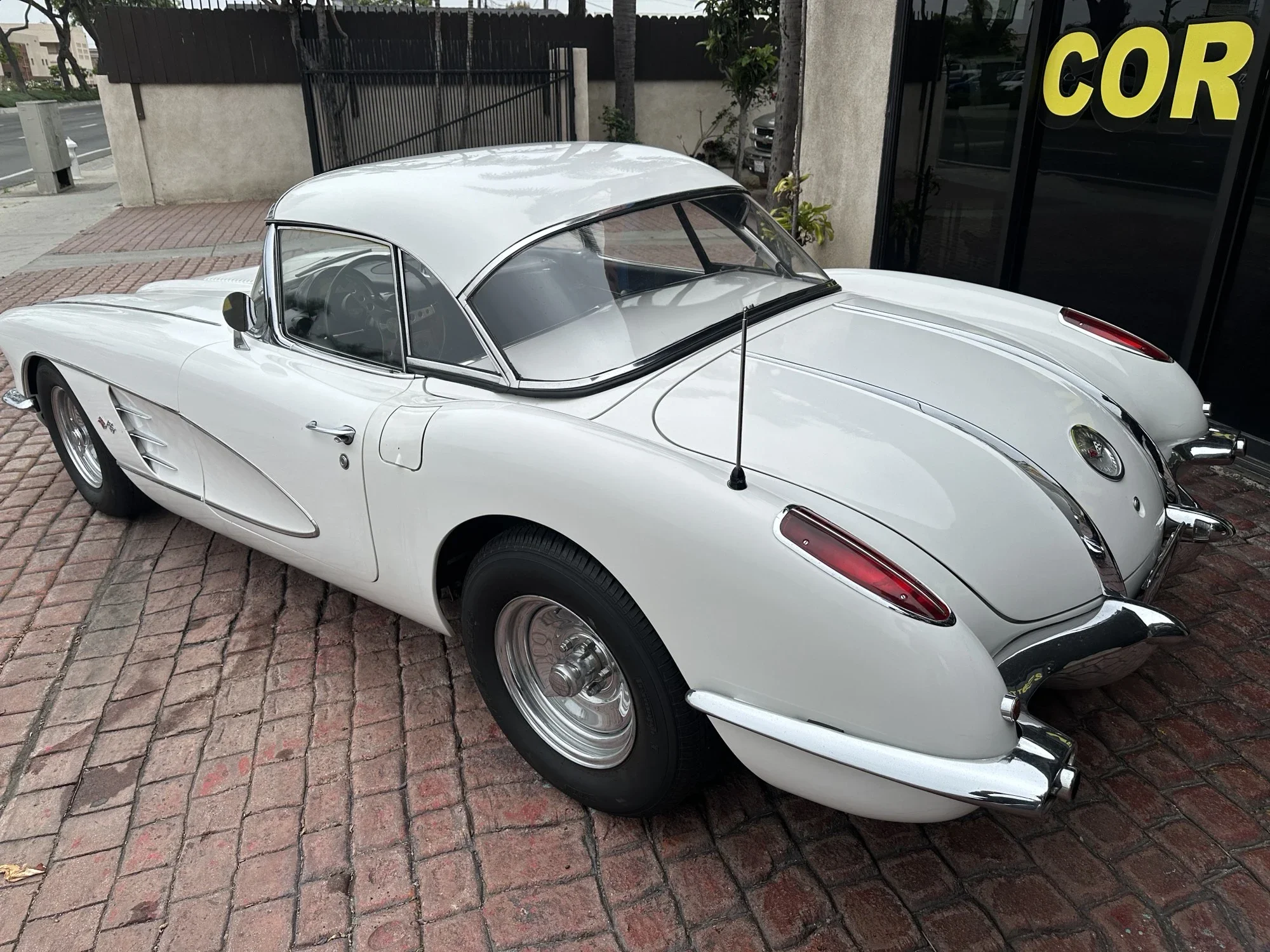 Chevrolet-Corvette-convertible-1958-White-Black-28
