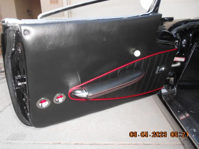 Chevrolet-Corvette-convertible-1960-Black-Black-27