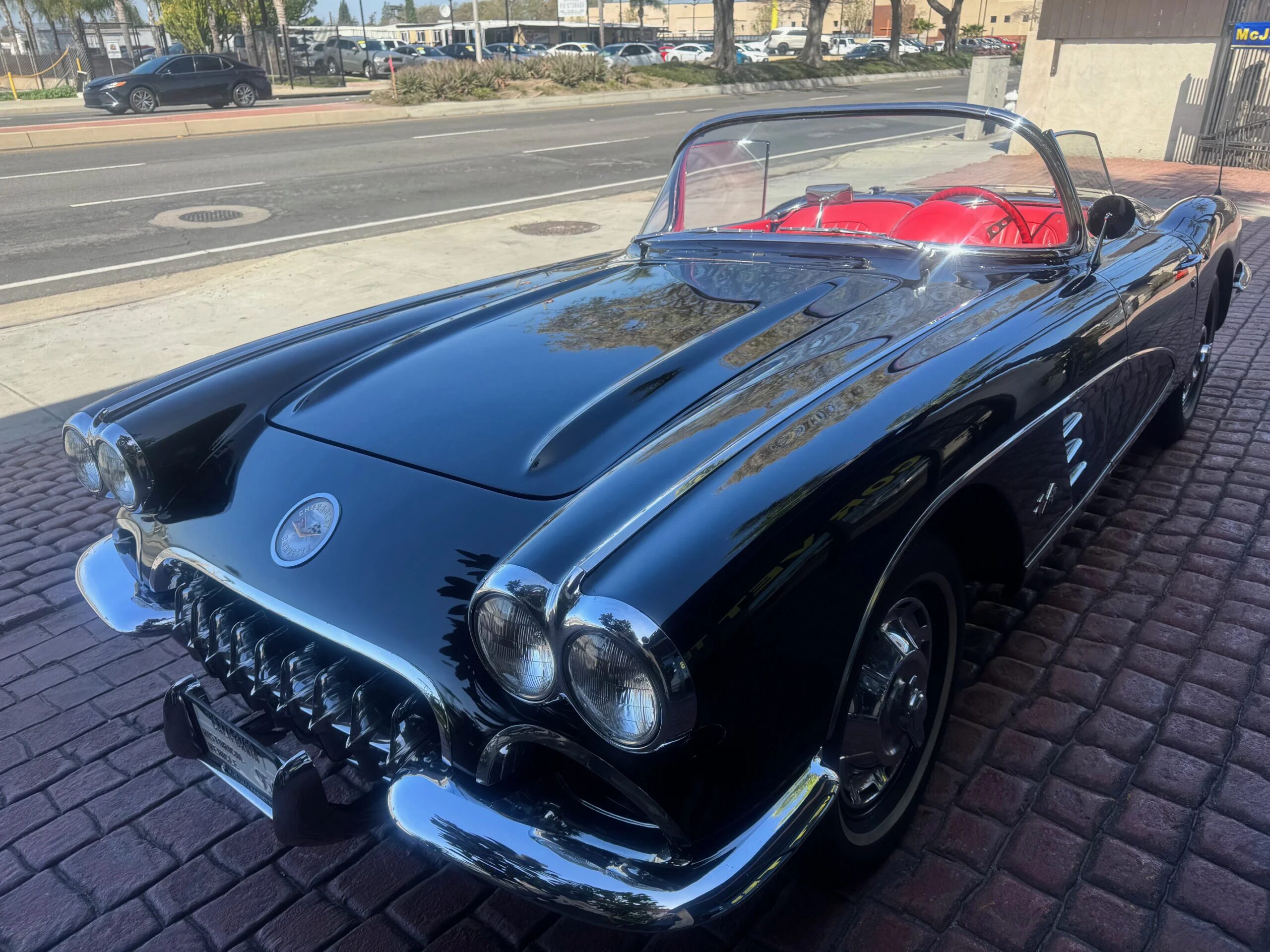 Chevrolet-Corvette-convertible-1960-Black-Red-10