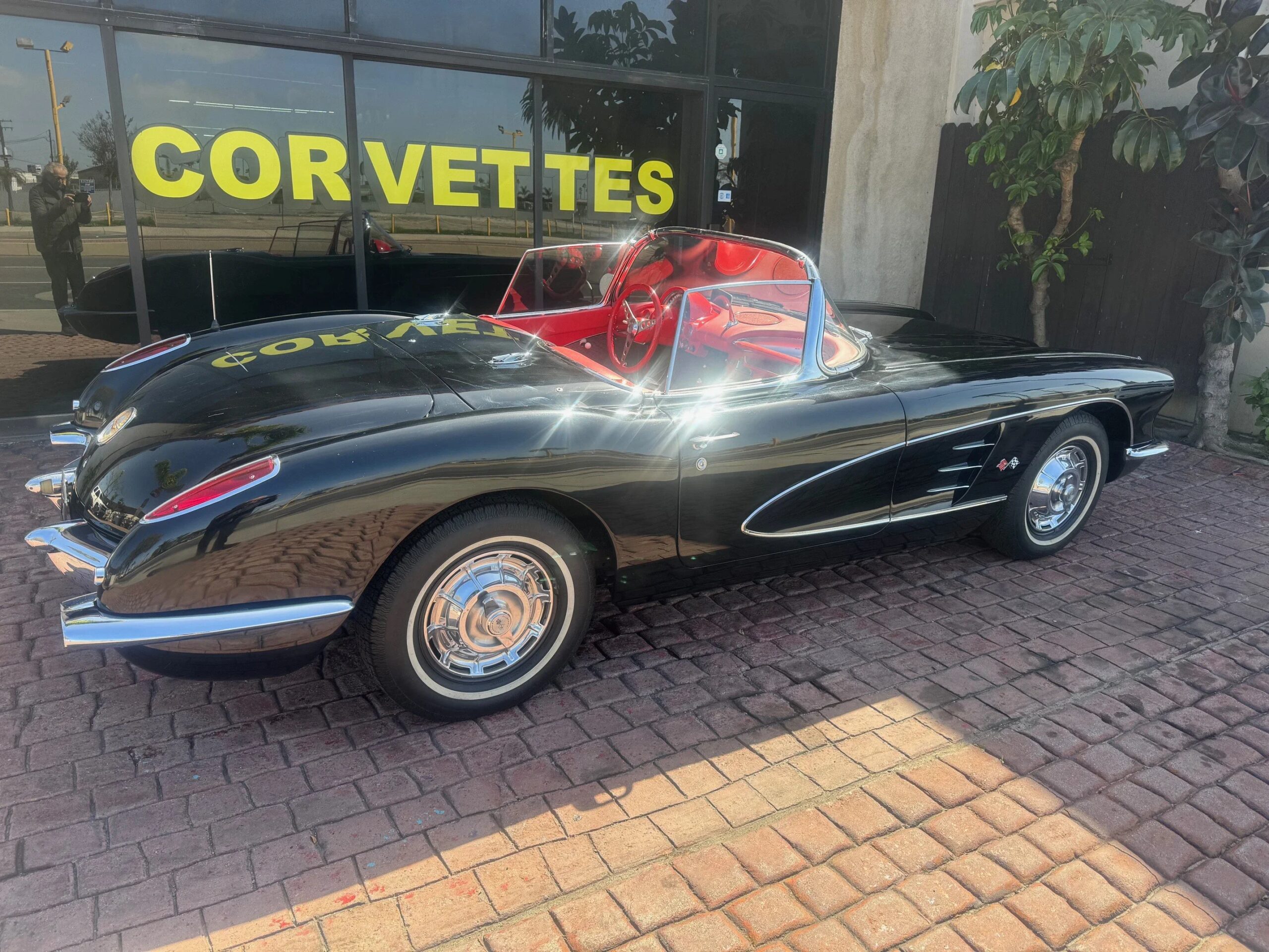 Chevrolet-Corvette-convertible-1960-Black-Red