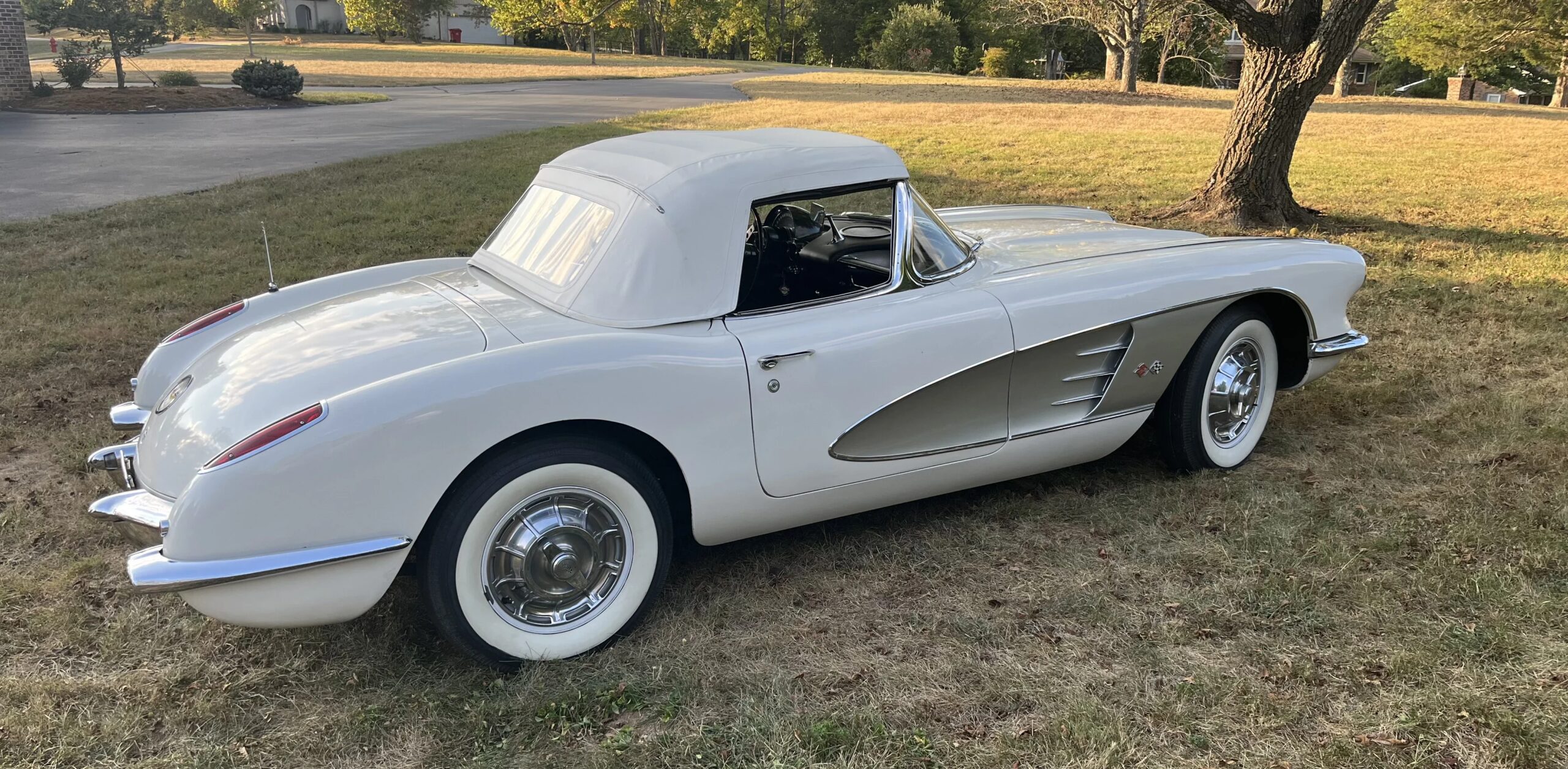 Chevrolet-Corvette-convertible-1960-White-Black-12