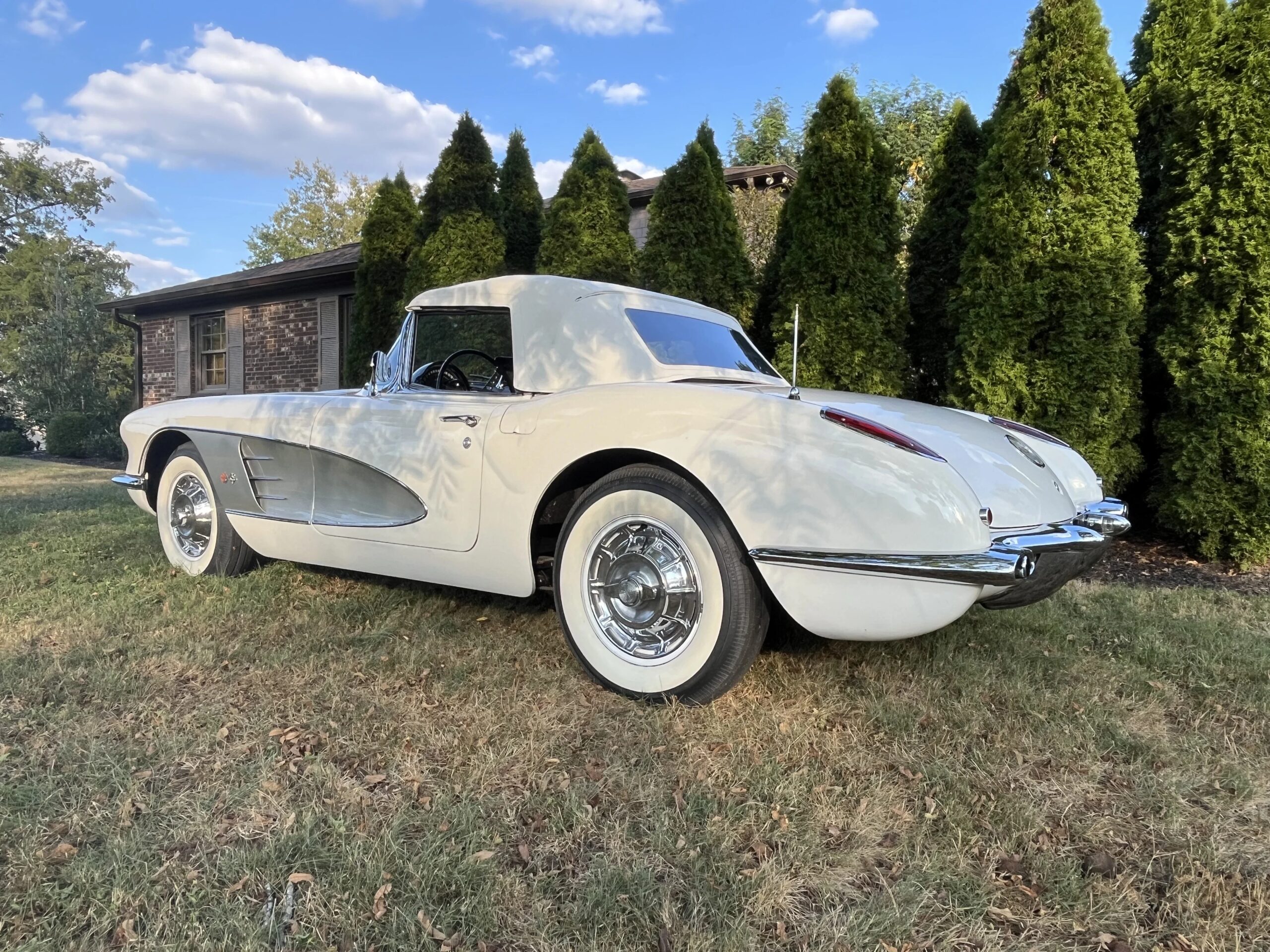 Chevrolet-Corvette-convertible-1960-White-Black-2