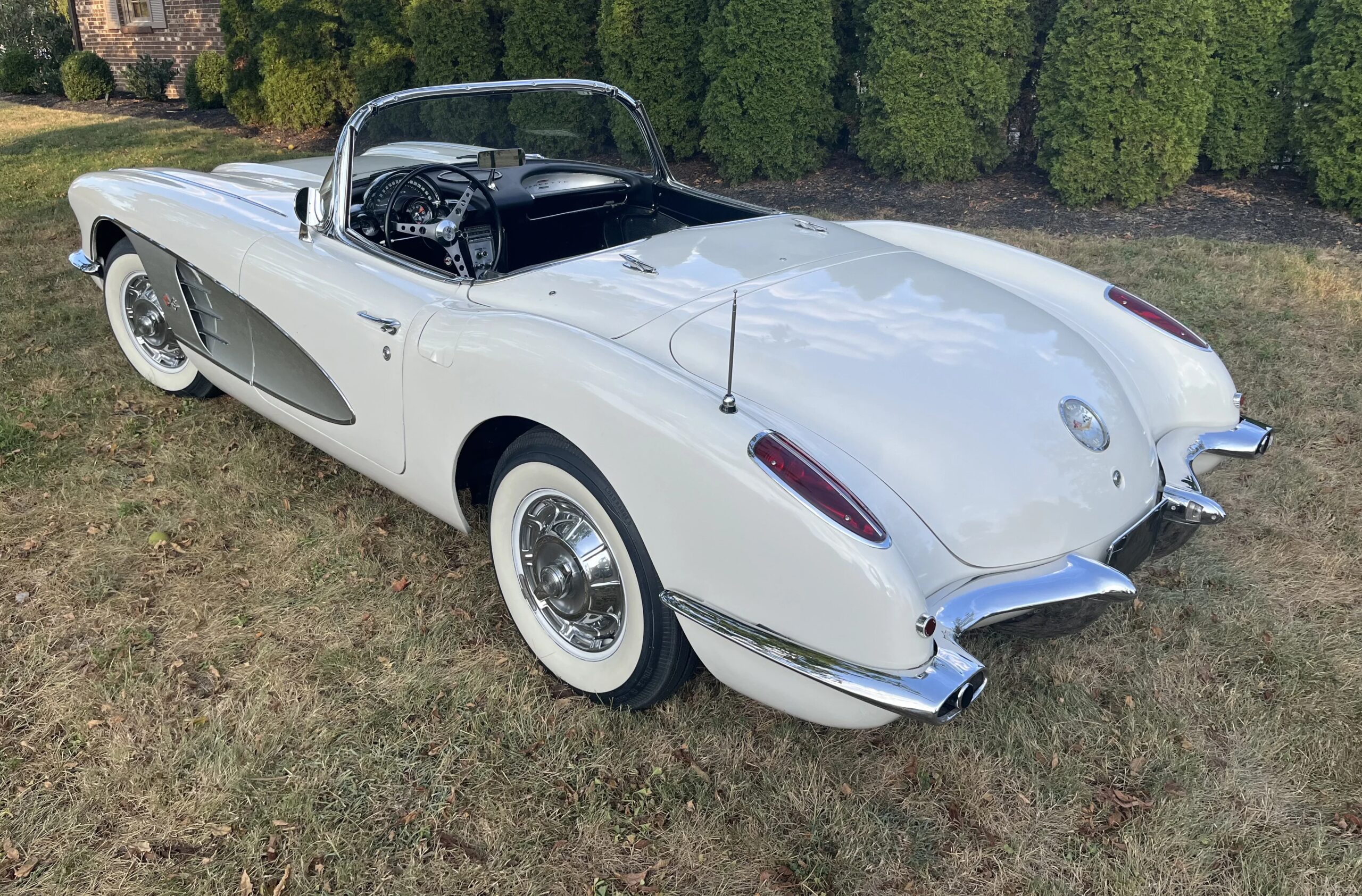 Chevrolet-Corvette-convertible-1960-White-Black-24