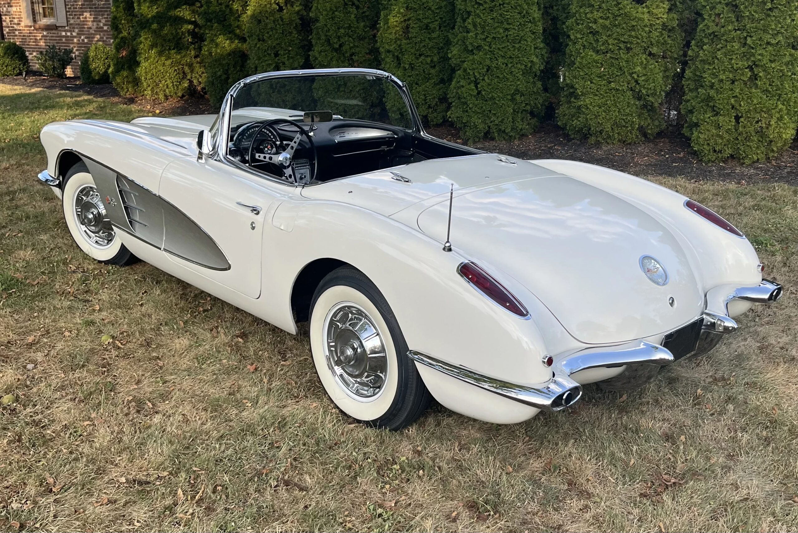 Chevrolet-Corvette-convertible-1960-White-Black-25