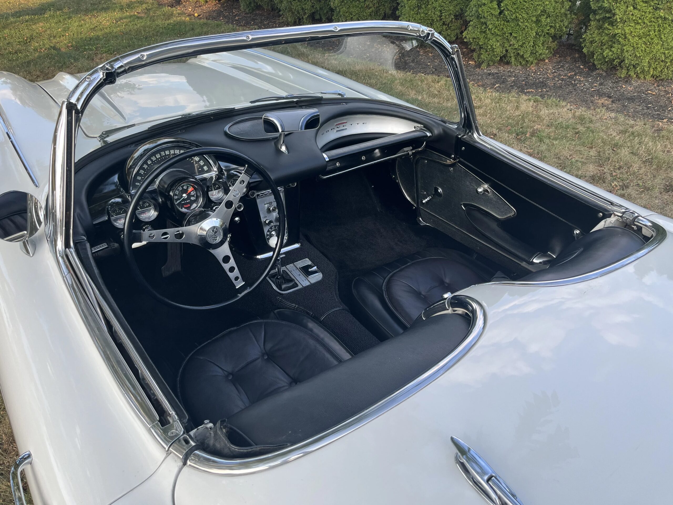 Chevrolet-Corvette-convertible-1960-White-Black-26