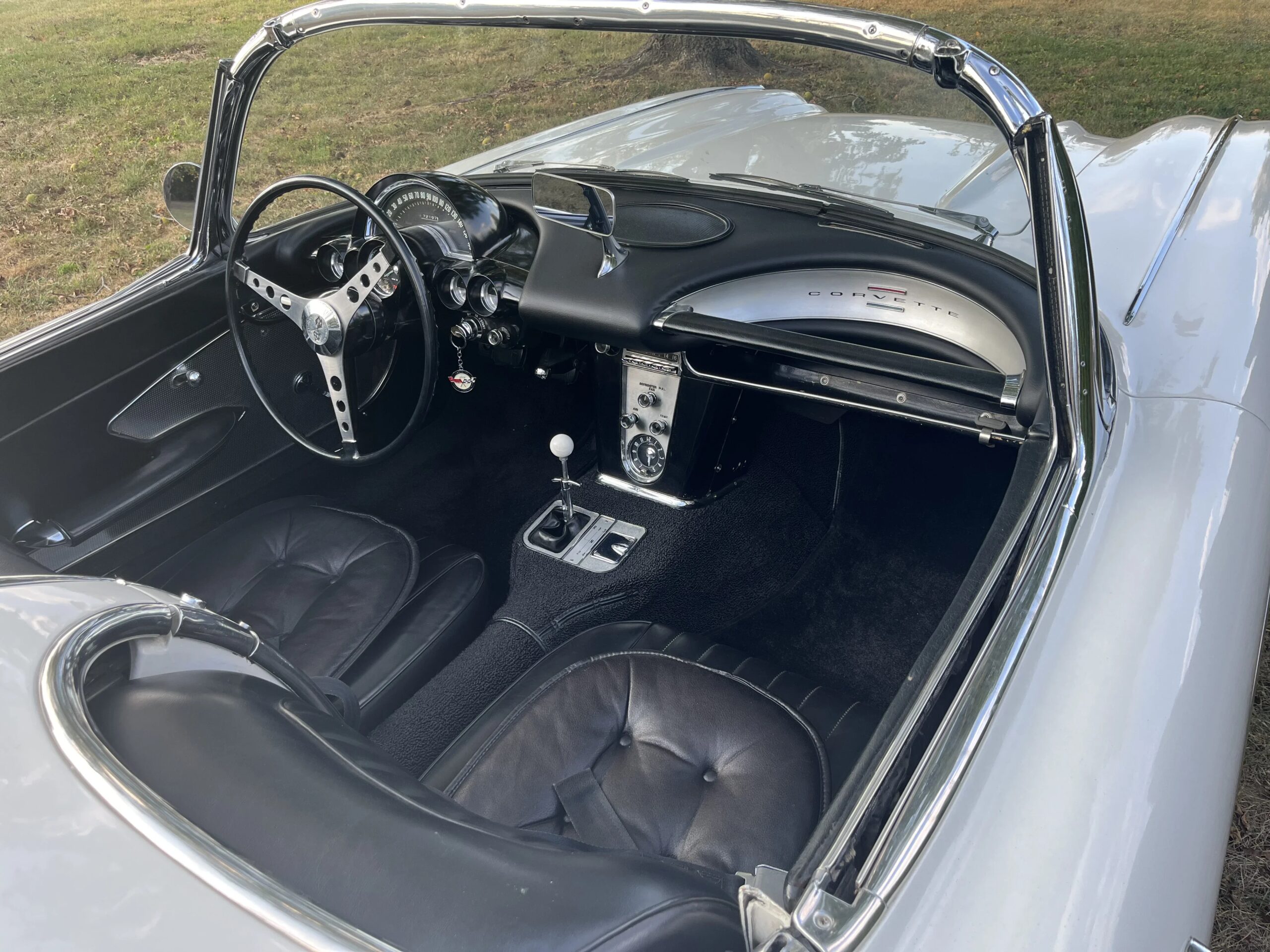 Chevrolet-Corvette-convertible-1960-White-Black-5