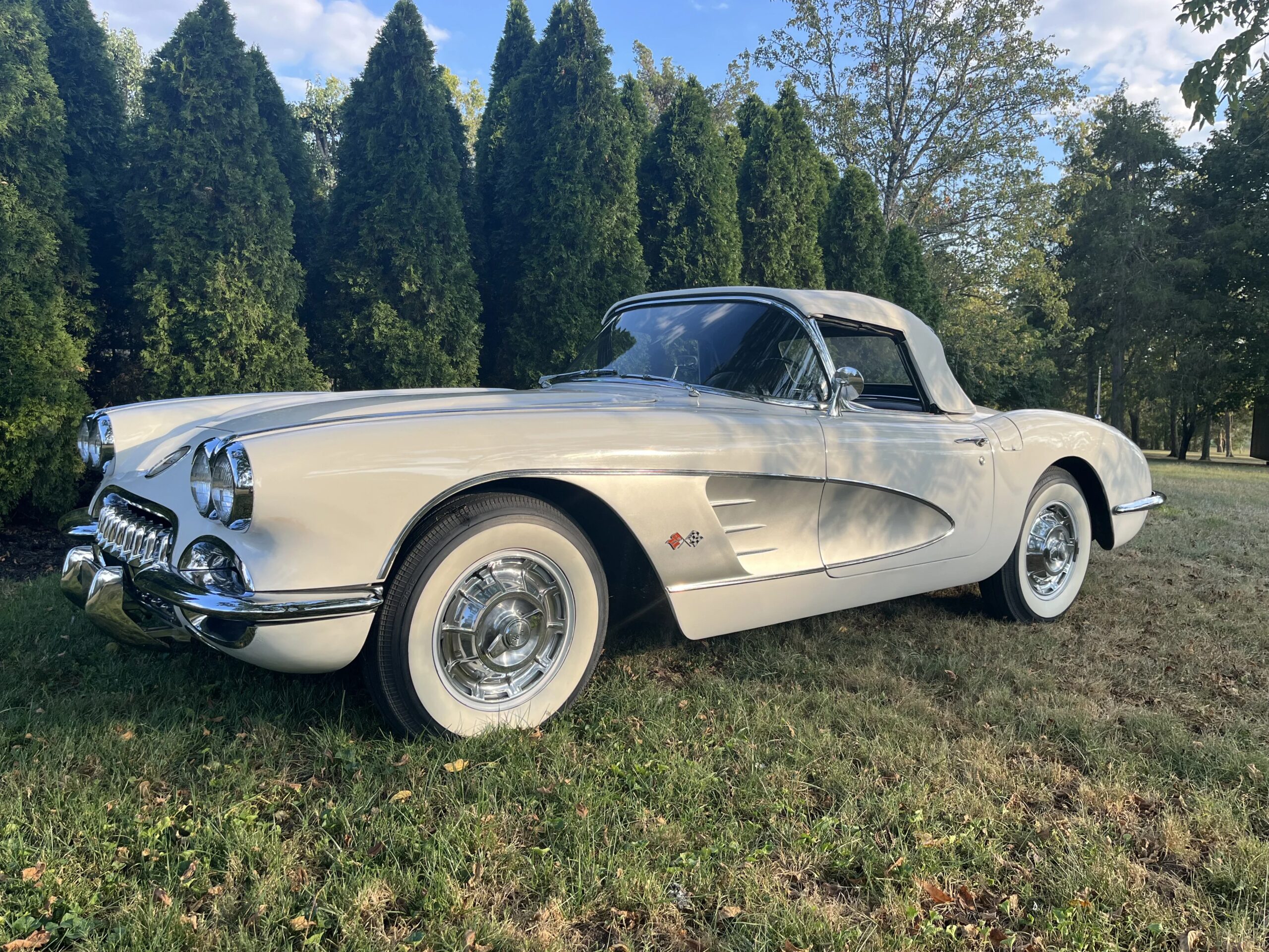 Chevrolet-Corvette-convertible-1960-White-Black