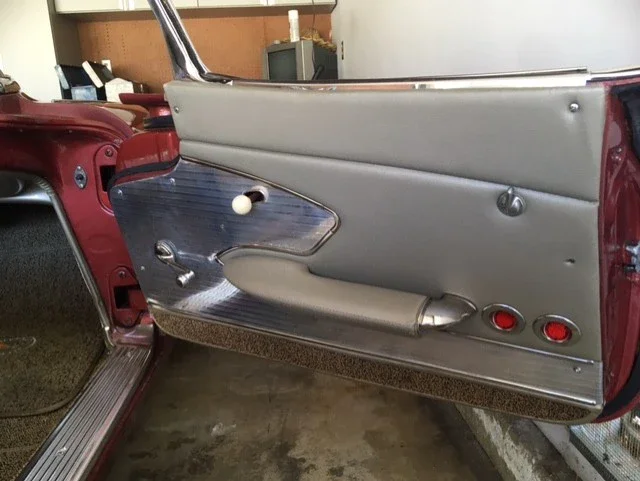 Chevrolet-Corvette-convertible-1961-Burgundy-Tan-1