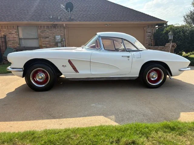Chevrolet-Corvette-convertible-1962-White-Red-1