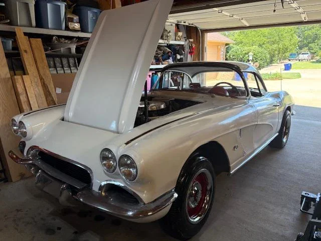 Chevrolet-Corvette-convertible-1962-White-Red-14