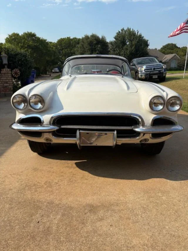 Chevrolet-Corvette-convertible-1962-White-Red-2