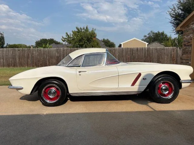 Chevrolet-Corvette-convertible-1962-White-Red