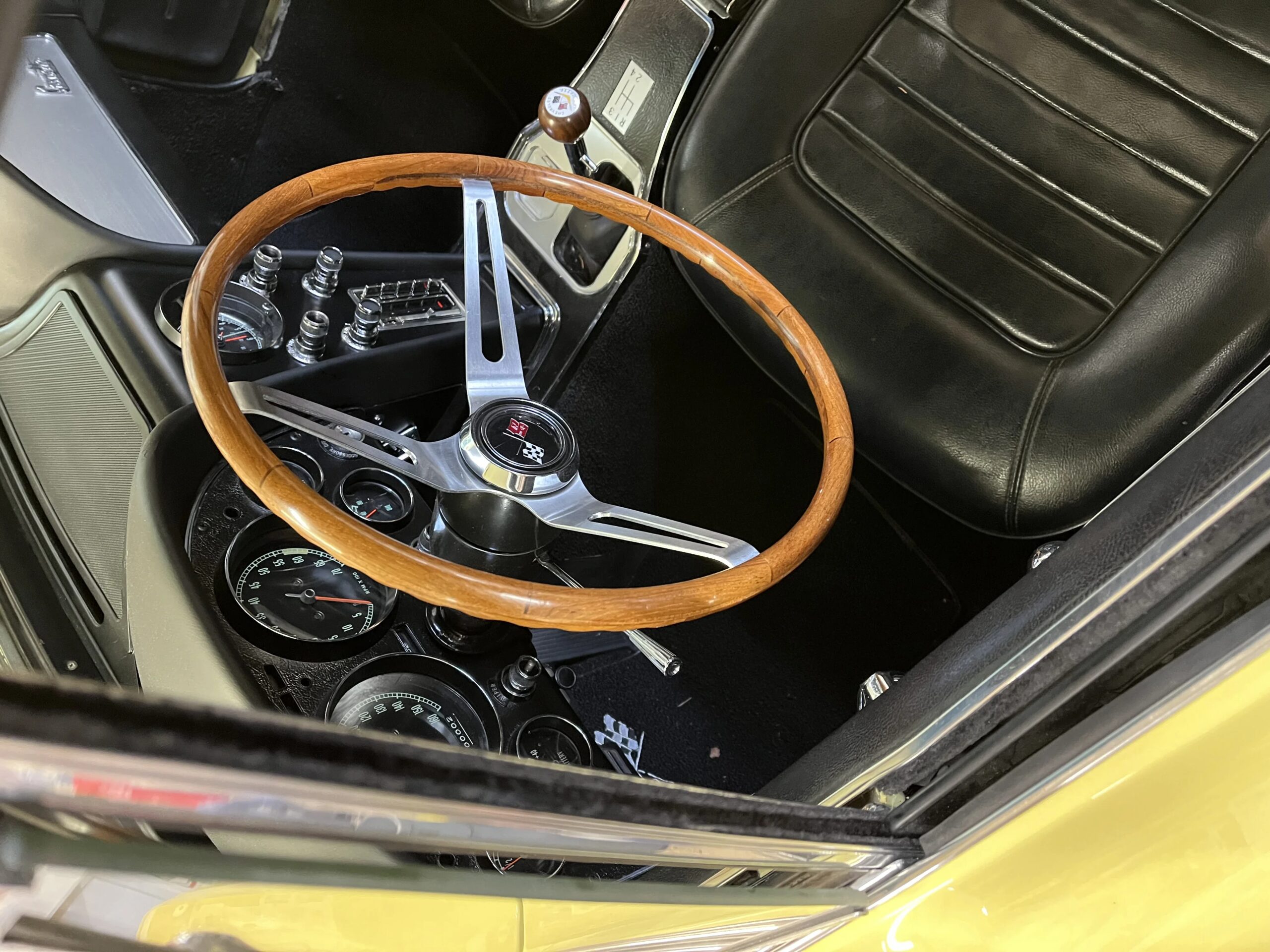 Chevrolet-Corvette-convertible-1966-Yellow-Black-4
