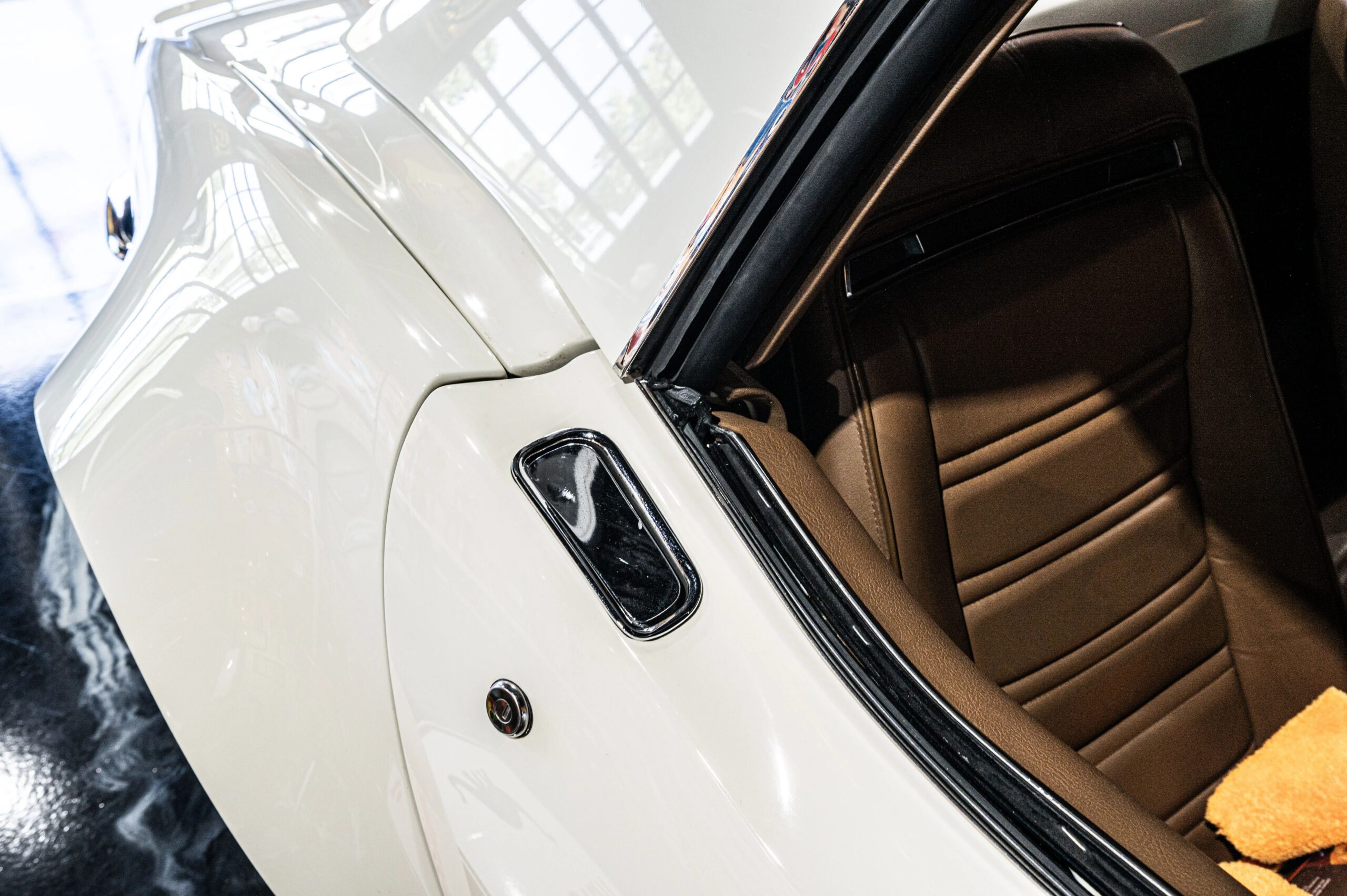 Chevrolet-Corvette-convertible-1972-White-Tan-13
