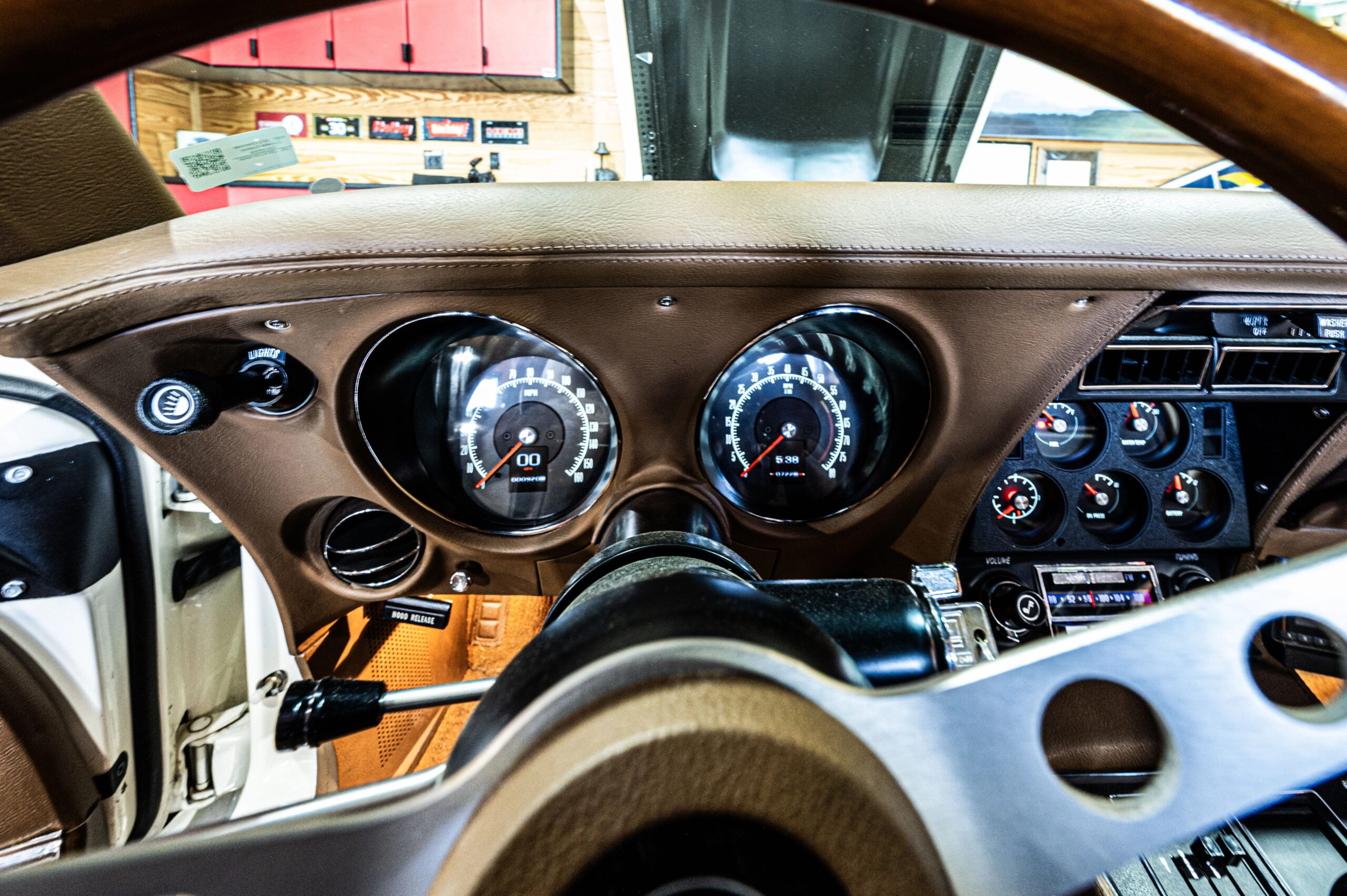 Chevrolet-Corvette-convertible-1972-White-Tan-45