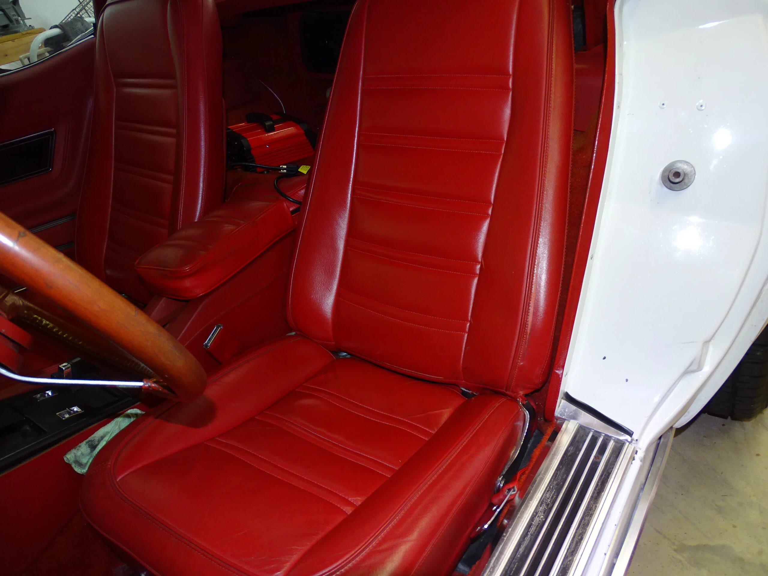 Chevrolet-Corvette-convertible-1977-White-Red-16
