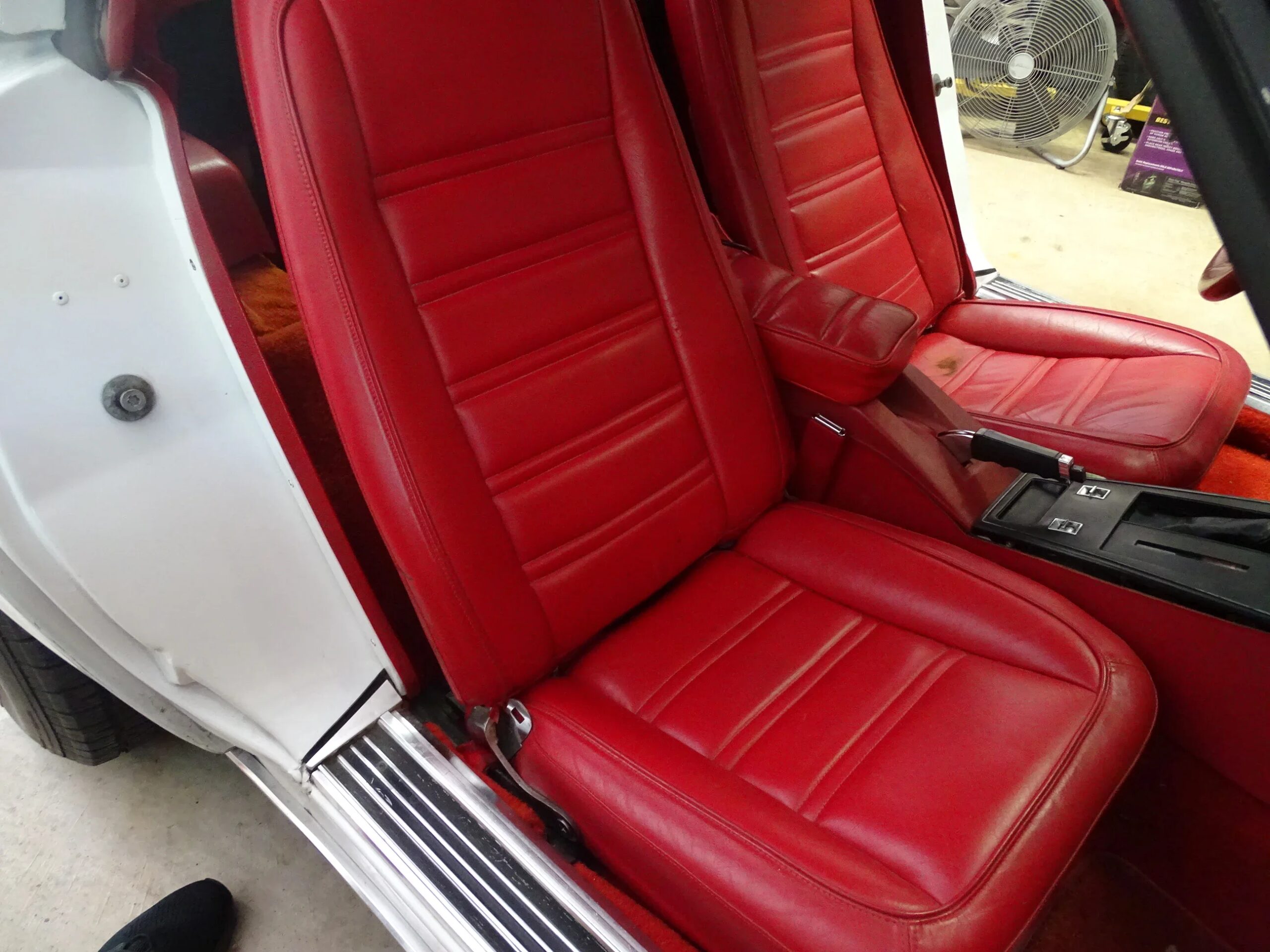 Chevrolet-Corvette-convertible-1977-White-Red-24