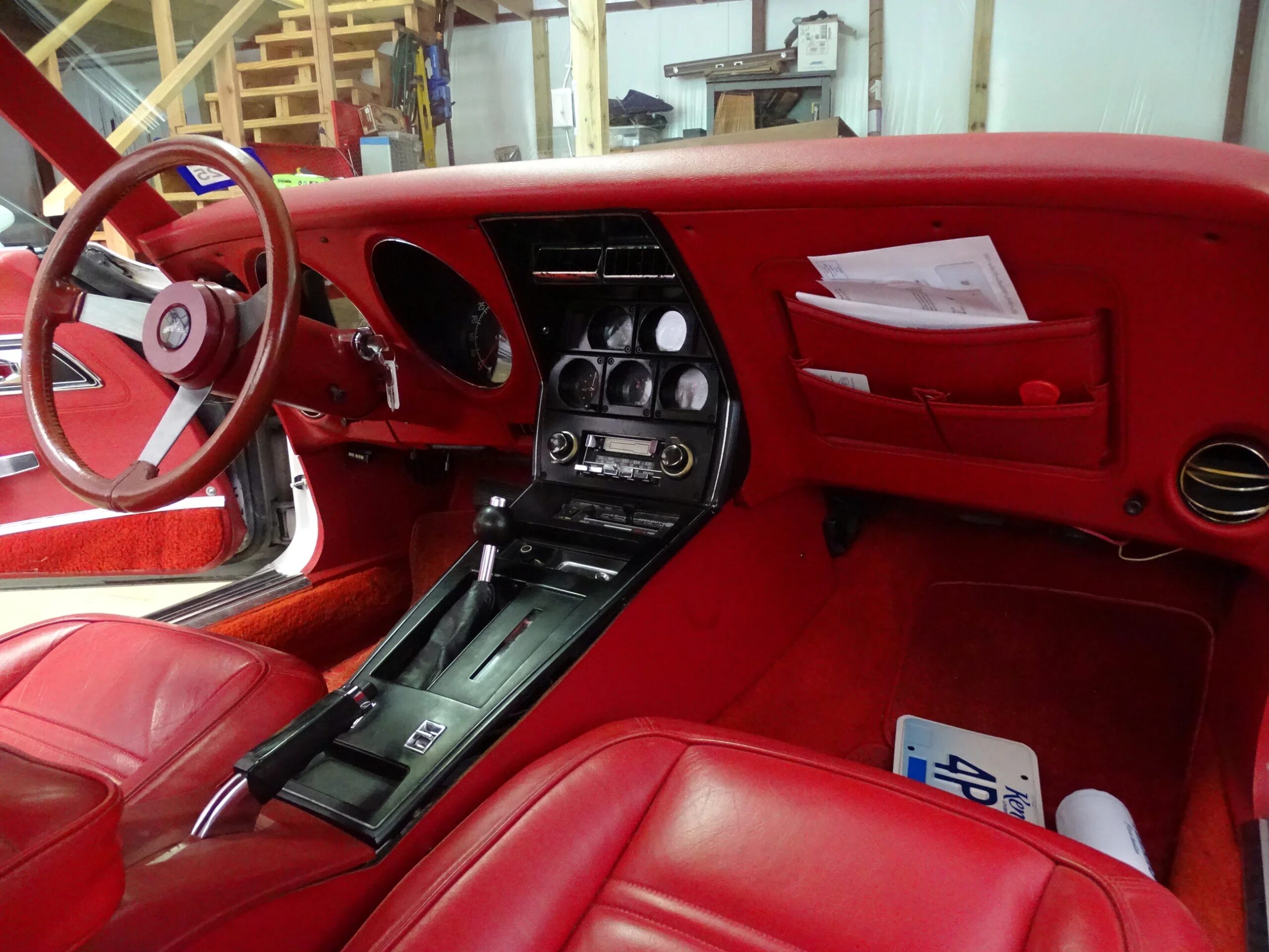 Chevrolet-Corvette-convertible-1977-White-Red-25