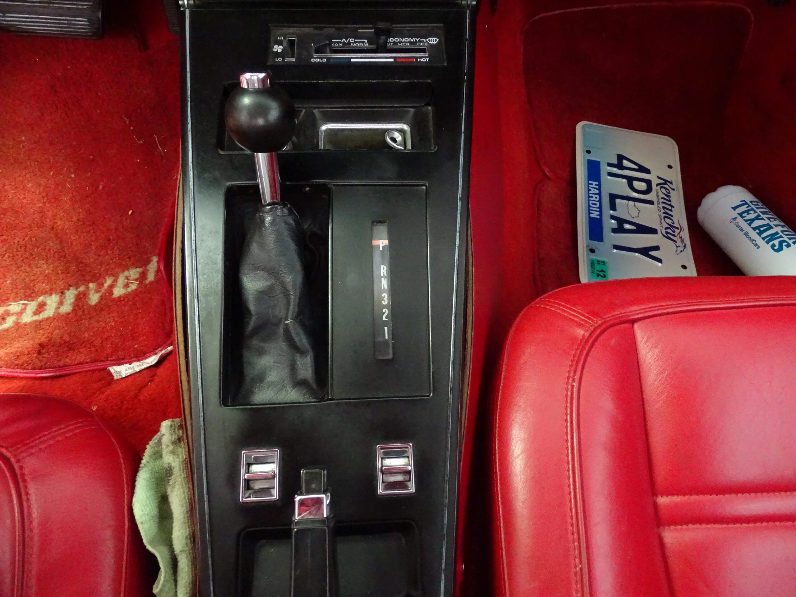 Chevrolet-Corvette-convertible-1977-White-Red-4