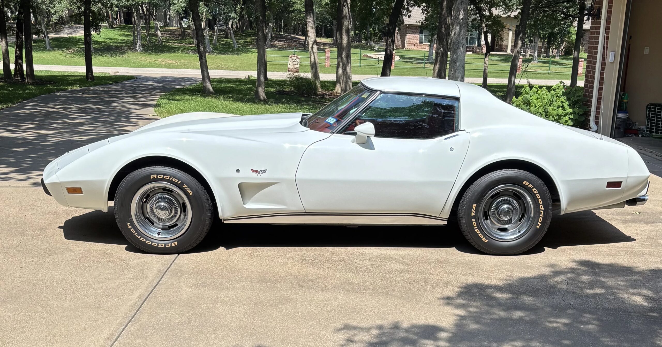 Chevrolet-Corvette-convertible-1977-White-Red